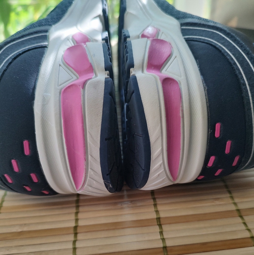 Hind athletic shoes. Navy pink trim. New. Size 7.5 - Picture 4 of 16